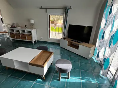 Télévision ou salle de divertissement dans l'établissement L'olivier du Cabellou, à 900 m des plages