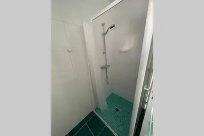 Salle de bains dans l'établissement L'olivier du Cabellou, à 900 m des plages