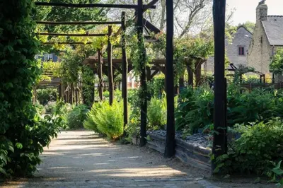 Jardin de l'établissement La Poterie - Appartement avec balcon et parking privé