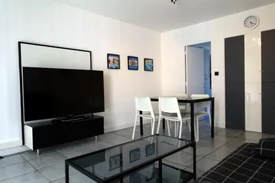 Télévision ou salle de divertissement dans l'établissement La Poterie - Appartement avec balcon et parking privé