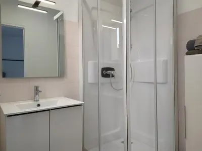 Salle de bains dans l'établissement La Poterie - Appartement avec balcon et parking privé