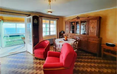 Coin salon dans l'établissement 2 Bedroom Lovely Home In Plouhinec