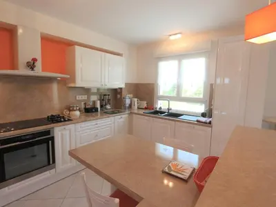 Cuisine ou kitchenette dans l'établissement Maison 3* lumineuse à Fouesnant, proche centre, 6 pers., jardin, terrasse, à 4 km des plages - FR-1-481-82