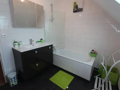 Salle de bains dans l'établissement Maison 3* lumineuse à Fouesnant, proche centre, 6 pers., jardin, terrasse, à 4 km des plages - FR-1-481-82