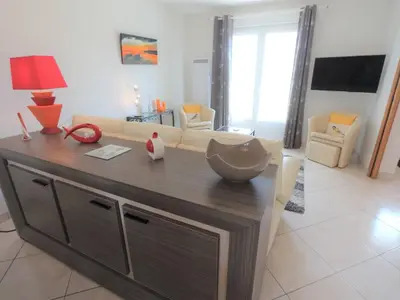 Télévision ou salle de divertissement dans l'établissement Maison 3* lumineuse à Fouesnant, proche centre, 6 pers., jardin, terrasse, à 4 km des plages - FR-1-481-82