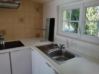 Cuisine ou kitchenette dans l'établissement Petite maison du manoir de Keryvoas
