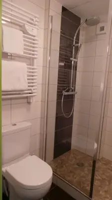 Salle de bains dans l'établissement Hôtel de la Baie des Trépassés