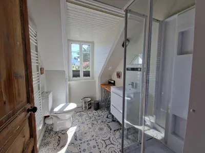 Salle de bains dans l'établissement Holiday Home in Locquirec near Sandy Beach