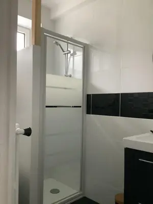 Salle de bains dans l'établissement Les Bruyeres