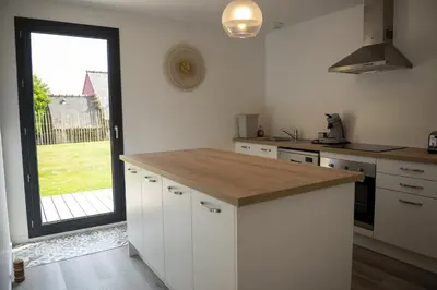 Cuisine ou kitchenette dans l'établissement Les Lodges de Beg Leguer - côte de granit rose