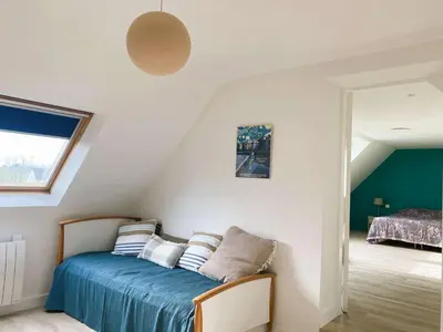 Un ou plusieurs lits dans un hébergement de l'établissement Maison lumineuse 3 étoiles, proche plages, 4 chambres, terrasse et jardin à Beg-Meil - FR-1-481-84