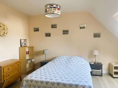 Un ou plusieurs lits dans un hébergement de l'établissement Maison lumineuse 3 étoiles, proche plages, 4 chambres, terrasse et jardin à Beg-Meil - FR-1-481-84