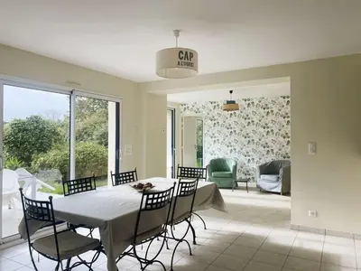 Coin salon dans l'établissement Maison lumineuse 3 étoiles, proche plages, 4 chambres, terrasse et jardin à Beg-Meil - FR-1-481-84