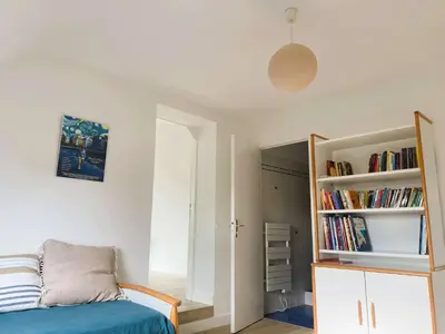 Bibliothèque dans la maison de vacances