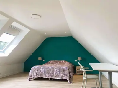 Un ou plusieurs lits dans un hébergement de l'établissement Maison lumineuse 3 étoiles, proche plages, 4 chambres, terrasse et jardin à Beg-Meil - FR-1-481-84