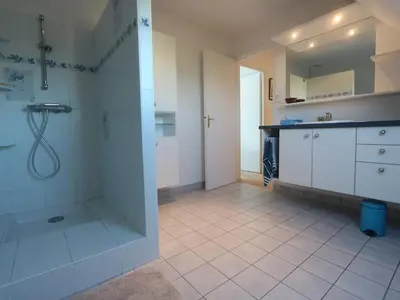 Salle de bains dans l'établissement Maison lumineuse 3 étoiles, proche plages, 4 chambres, terrasse et jardin à Beg-Meil - FR-1-481-84