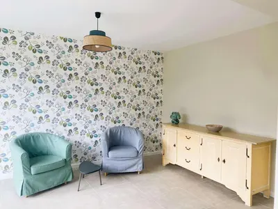 Coin salon dans l'établissement Maison lumineuse 3 étoiles, proche plages, 4 chambres, terrasse et jardin à Beg-Meil - FR-1-481-84