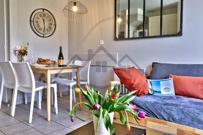 Coin salon dans l'établissement LocaLise - Maison G5 au Guilvinec - A 50m de la mer avec jardin et piscine - Tout à pied, plages, port, centre, commerces, marché - Wifi inclus - Animaux bienvenus - Linge de lit inclus