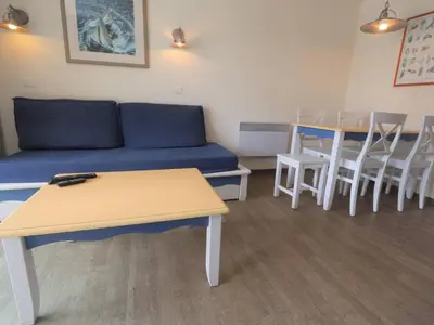 Coin salon dans l'établissement Fouesnant, Appartement avec piscine chauffée, plage à pied - FR-1-481-83