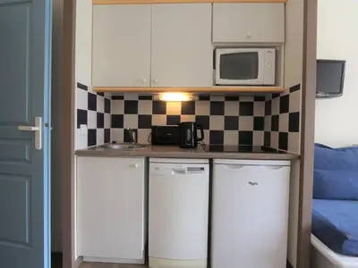 Cuisine ou kitchenette dans l'établissement Fouesnant, Appartement avec piscine chauffée, plage à pied - FR-1-481-83