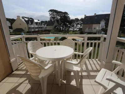 Balcon ou terrasse dans l'établissement Fouesnant, Appartement avec piscine chauffée, plage à pied - FR-1-481-83