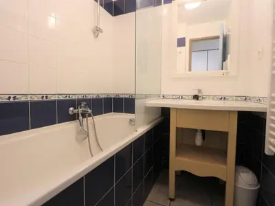 Salle de bains dans l'établissement Fouesnant, Appartement avec piscine chauffée, plage à pied - FR-1-481-83