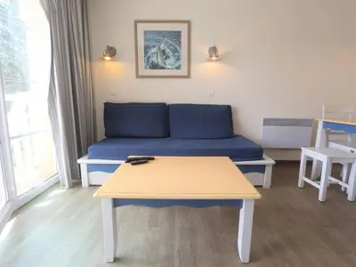 Coin salon dans l'établissement Fouesnant, Appartement avec piscine chauffée, plage à pied - FR-1-481-83