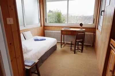 Un ou plusieurs lits dans un hébergement de l'établissement Le Huic maison de marin lambrissée
