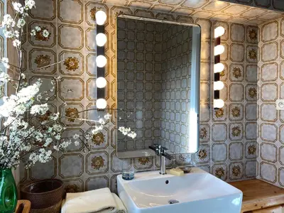 Salle de bains dans l'établissement Le Huic maison de marin lambrissée
