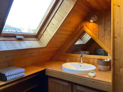 Salle de bains dans l'établissement Le Huic maison de marin lambrissée