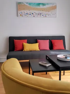 Coin salon dans l'établissement L'Océan à 100m via une venelle privée, la Ville Close à 500m, l'Archipel des Glénan à l'horizon
