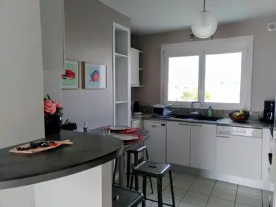Cuisine ou kitchenette dans l'établissement L'Océan à 100m via une venelle privée, la Ville Close à 500m, l'Archipel des Glénan à l'horizon