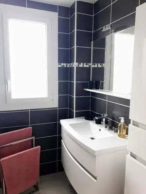 Salle de bains dans l'établissement L'Océan à 100m via une venelle privée, la Ville Close à 500m, l'Archipel des Glénan à l'horizon