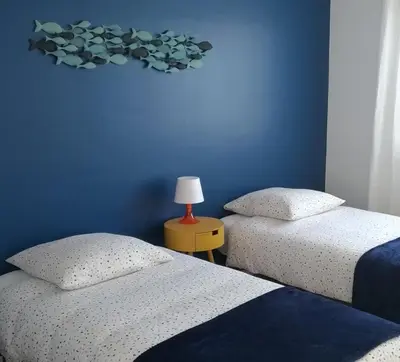 Un ou plusieurs lits dans un hébergement de l'établissement L'Océan à 100m via une venelle privée, la Ville Close à 500m, l'Archipel des Glénan à l'horizon