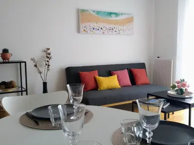 Coin salon dans l'établissement L'Océan à 100m via une venelle privée, la Ville Close à 500m, l'Archipel des Glénan à l'horizon