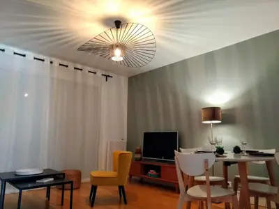 Télévision ou salle de divertissement dans l'établissement L'Océan à 100m via une venelle privée, la Ville Close à 500m, l'Archipel des Glénan à l'horizon