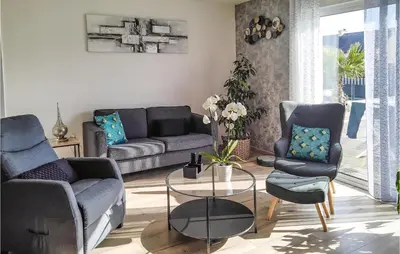 Coin salon dans l'établissement 3 Bedroom Gorgeous Home In Milizac