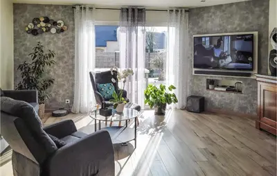 Télévision ou salle de divertissement dans l'établissement 3 Bedroom Gorgeous Home In Milizac