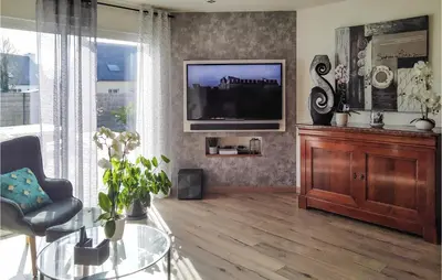 Télévision ou salle de divertissement dans l'établissement 3 Bedroom Gorgeous Home In Milizac