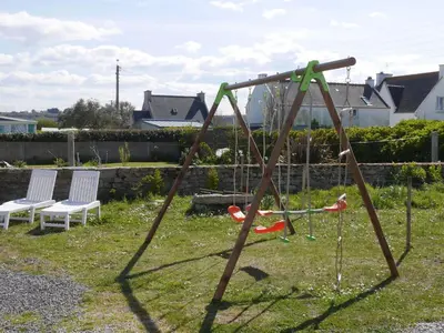 Aire de jeux pour enfants de l'établissement Holiday Home in Guissény near Beaches