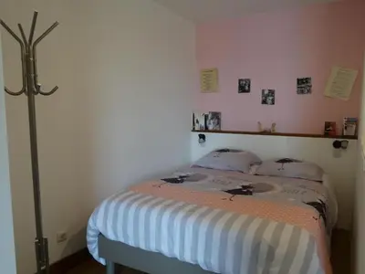 Un ou plusieurs lits dans un hébergement de l'établissement Studio in Plougasnou with Sea View and Beaches