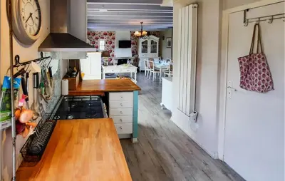 Cuisine ou kitchenette dans l'établissement 2 Bedroom Beautiful Home In Pleuven