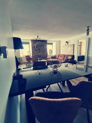Coin salon dans l'établissement Loft 100m2 neuf entièrement équipée