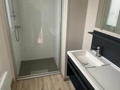Salle de bains dans l'établissement Mobilhome tout confort R10 domaine de lanniron