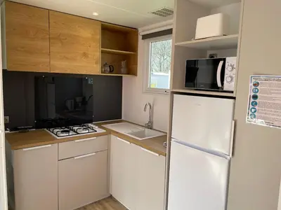 Cuisine ou kitchenette dans l'établissement Mobilhome tout confort R10 domaine de lanniron