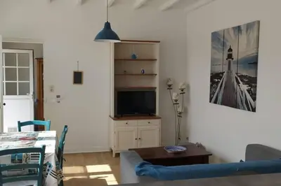 Télévision ou salle de divertissement dans l'établissement 12 RDC Appartement 2 chambres jardin terrasse