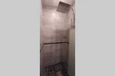 Salle de bains dans l'établissement 16 RDC maison 2ch-2SDB-2WC 6 personnes Les Gites Bigoudens