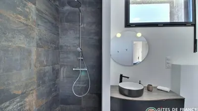 Salle de bains dans l'établissement Domaine de Kerantroad