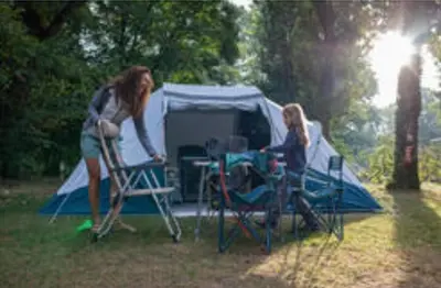 Clients de l'établissement Les Hortensias grande tente familiale 2 chambres et séjour sur camping familial près des plages