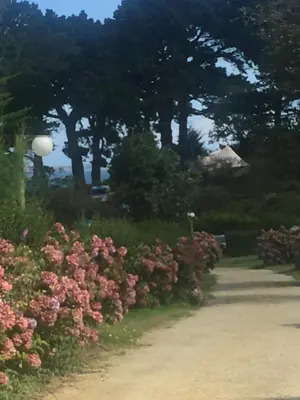 Jardin de l'établissement Les Hortensias grande tente familiale 2 chambres et séjour sur camping familial près des plages